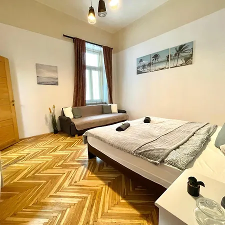 Apartment Very Warm Nature Near Gozsdu With Free Air Conditioner Free Coffee Budapest