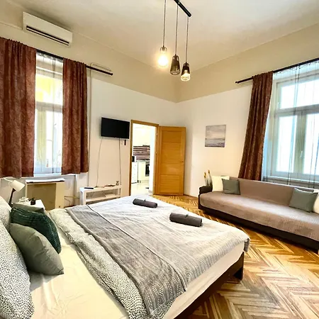 Very Warm Nature Near Gozsdu With Free Air Conditioner Free Coffee Apartment