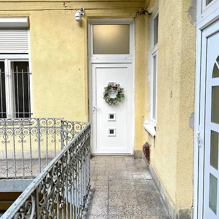 Apartment Very Warm Nature Near Gozsdu With Free Air Conditioner Free Coffee Budapest